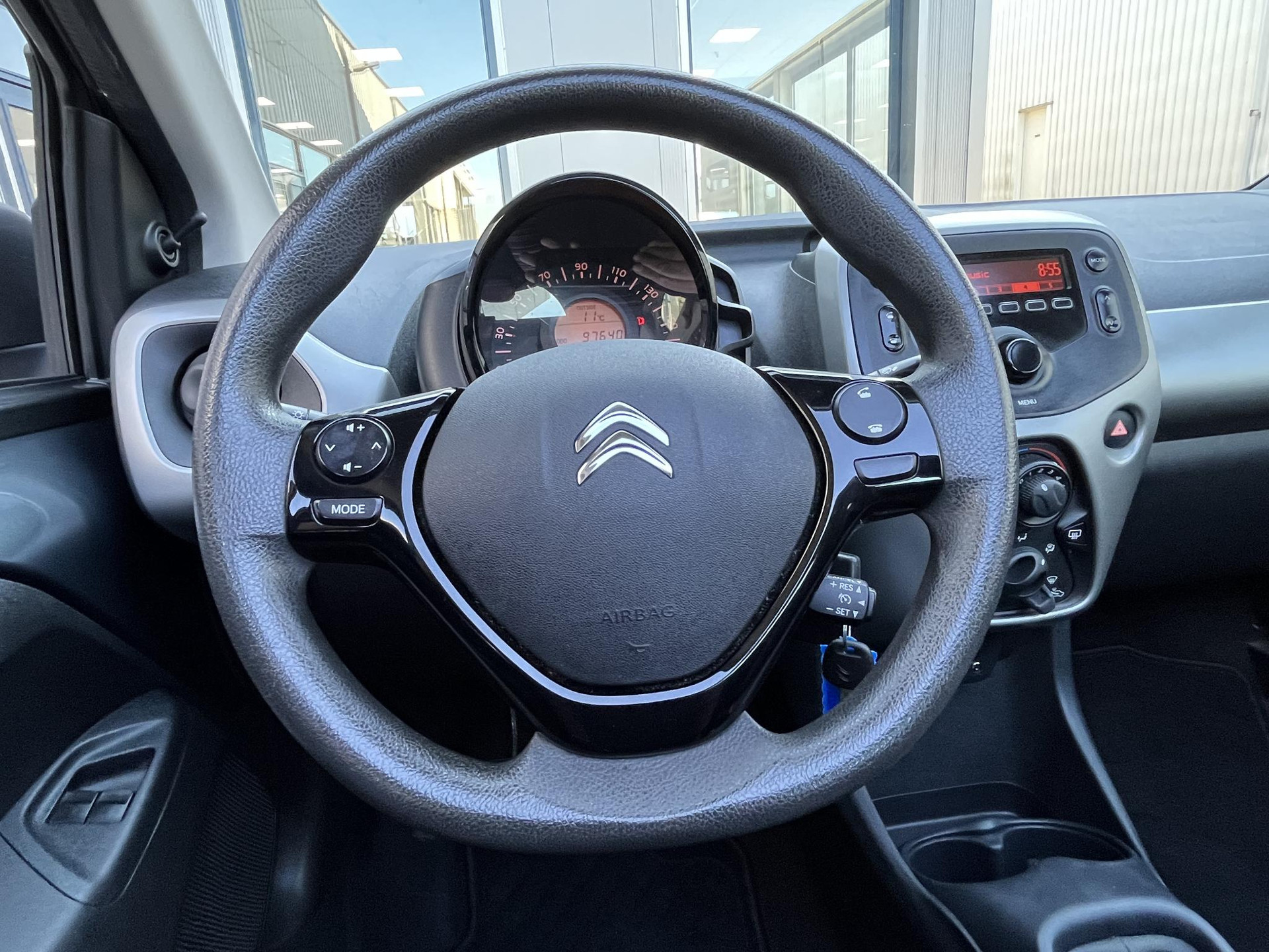 43901868-45.jpg